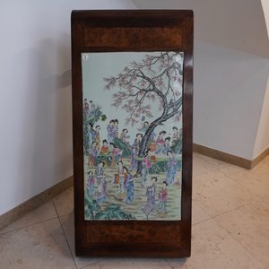 Une grande plaque en porcelaine de Chine famille rose montée dans une table en bois, République, 20ème — photo 38