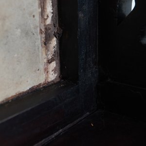 Une grande plaque en porcelaine de Chine famille rose montée dans une table en bois, République, 20ème — photo 47