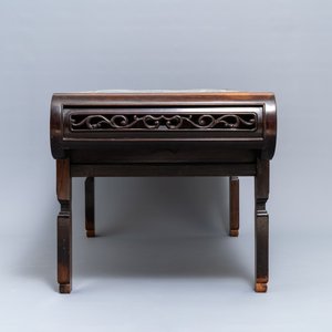 Une grande plaque en porcelaine de Chine famille rose montée dans une table en bois, République, 20ème — photo 6