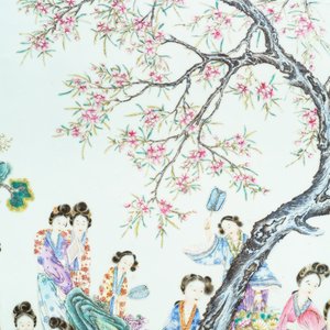 Une grande plaque en porcelaine de Chine famille rose montée dans une table en bois, République, 20ème — photo 9