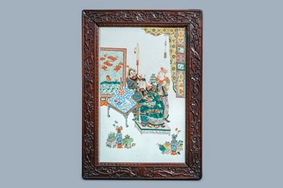 Une grande plaque en porcelaine de Chine famille verte dans un cadre en bois sculpté, Chine, 19ème