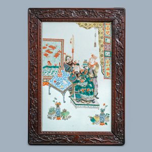 Une grande plaque en porcelaine de Chine famille verte dans un cadre en bois sculpté, Chine, 19ème — photo 1