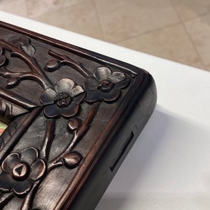 Une grande plaque en porcelaine de Chine famille verte dans un cadre en bois sculpté, Chine, 19ème — photo 11