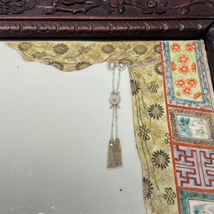 Une grande plaque en porcelaine de Chine famille verte dans un cadre en bois sculpté, Chine, 19ème — photo 12