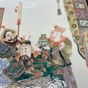 Une grande plaque en porcelaine de Chine famille verte dans un cadre en bois sculpté, Chine, 19ème — photo 15