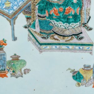 Une grande plaque en porcelaine de Chine famille verte dans un cadre en bois sculpté, Chine, 19ème — photo 4