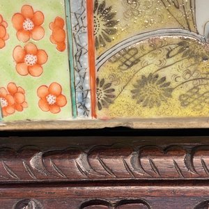 Une grande plaque en porcelaine de Chine famille verte dans un cadre en bois sculpté, Chine, 19ème — photo 6