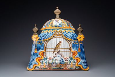 Une grande plaque figurant un cage à oiseaux en faïence polychrome de Delft montée en bronze, 18ème
