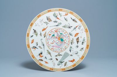 Une grande plaque ronde en porcelaine de Chine famille rose à décor d'oiseaux, 19/20ème