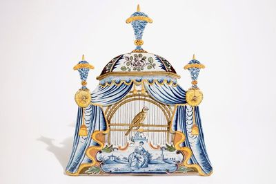 Une grande plaque trompe l'oeil en forme de cage à oiseau en faïence de Delft polychrome, 18ème