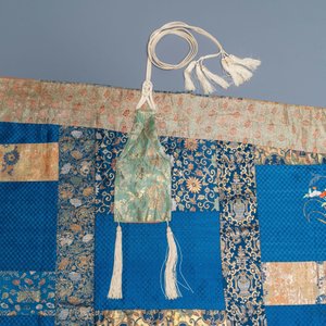 Une grande robe de prêtre de type 'kesa' en soie brodée armoriée pour le clan 'Aizu Matsudaira', Japon, Edo, 18/19ème — photo 6
