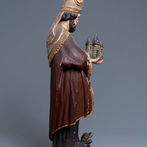 Une grande statue de Saint Amand en bois sculpté et polychromé, 17ème — photo 3