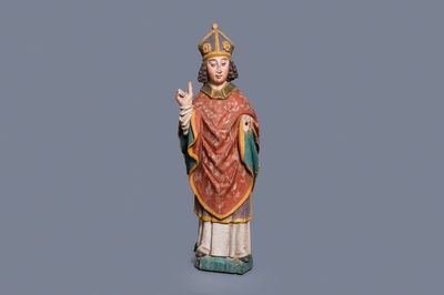 Une grande statue d'un évêque en chêne sculpté et polychromé, 16ème
