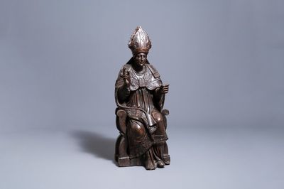 Une grande statue d'un évêque en chêne sculpté, région de Brabant ou Limbourg, Pays-Bas du Sud, vers 1530