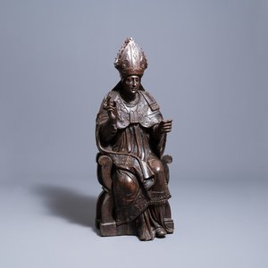 Une grande statue d'un évêque en chêne sculpté, région de Brabant ou Limbourg, Pays-Bas du Sud, vers 1530 — photo 1