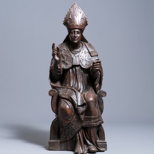 Une grande statue d'un évêque en chêne sculpté, région de Brabant ou Limbourg, Pays-Bas du Sud, vers 1530 — photo 2
