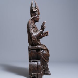 Une grande statue d'un évêque en chêne sculpté, région de Brabant ou Limbourg, Pays-Bas du Sud, vers 1530 — photo 3