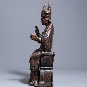 Une grande statue d'un évêque en chêne sculpté, région de Brabant ou Limbourg, Pays-Bas du Sud, vers 1530 — photo 5