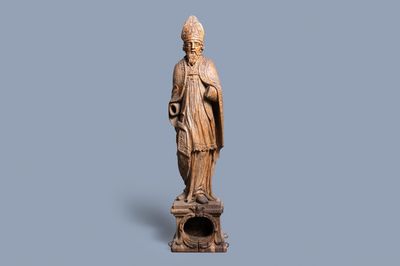 Une grande statue d'un Saint Evêque en chêne sculpté sur base reliquaire monoxyle, Flandres, 18ème