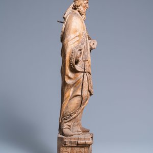 Une grande statue d'un Saint Evêque en chêne sculpté sur base reliquaire monoxyle, Flandres, 18ème — photo 3