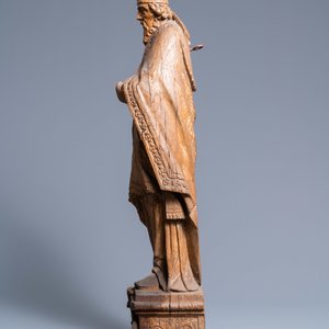 Une grande statue d'un Saint Evêque en chêne sculpté sur base reliquaire monoxyle, Flandres, 18ème — photo 5