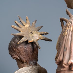 Une grande statue d'une Vierge à l’enfant en bois sculpté et polychromé, 17ème — photo 6