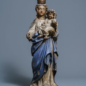 Une grande statue d'une Vierge à l’enfant en chêne sculpté et polychromé, 17ème — photo 2