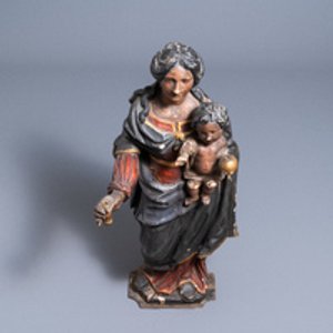 Une grande statue d'une Vierge à l’enfant en chêne sculpté et polychromé, 1ère moitié du 16ème — photo 1
