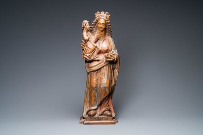 Une grande statue d'une Vierge à l'enfant en chêne sculpté, Flandres, 17ème