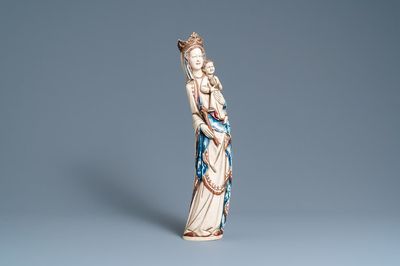 Une grande statue d'une Vierge à l’enfant en ivoire sculpté et polychromé, France, 19ème