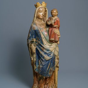 Une grande statue d'une Vierge à l’enfant en pierre calcaire sculptée, Champagne ou Lorraine, France, 2ème moitié du 14ème — photo 2