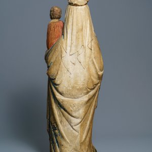 Une grande statue d'une Vierge à l’enfant en pierre calcaire sculptée, Champagne ou Lorraine, France, 2ème moitié du 14ème — photo 5