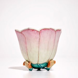 Une grande tasse et soucoupe en porcelaine de Chine famille rose en forme de lotus, Yongzheng — photo 4