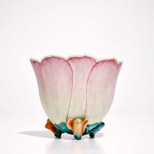 Une grande tasse et soucoupe en porcelaine de Chine famille rose en forme de lotus, Yongzheng — photo 7