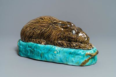 Une grande terrine couverte en forme de lièvre en faïence polychrome de Bruxelles, 18ème