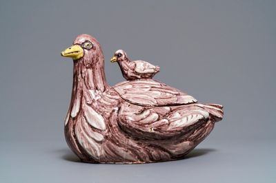Une grande terrine couverte en forme de perdrix en faïence manganèse de Bruxelles, 18ème