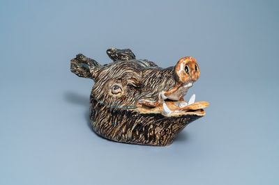 Une grande terrine en forme de tête de sanglier en faïence polychrome de Bruxelles, 18ème
