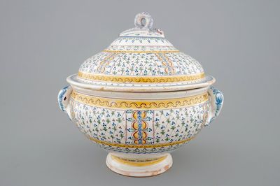 Une grande terrine et son couvercle en faïence polychrome du Nord, 18ème