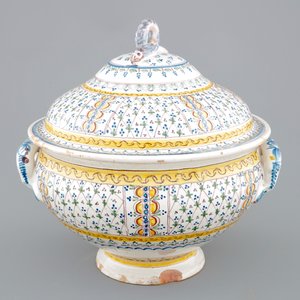 Une grande terrine et son couvercle en faïence polychrome du Nord, 18ème — photo 2