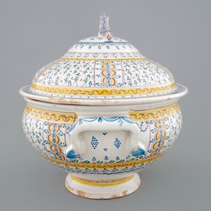 Une grande terrine et son couvercle en faïence polychrome du Nord, 18ème — photo 4