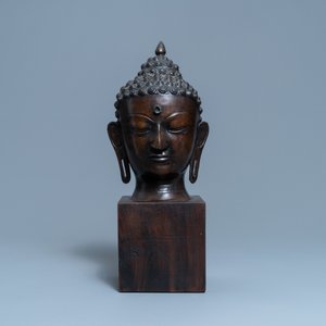 Une grande tête de Bouddha en bronze, Thaïlande, 18/19ème — photo 3
