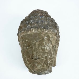 Une grande tête de Bouddha en pierre sculptée, Chine ou Tibet, poss. 16/17ème — photo 1
