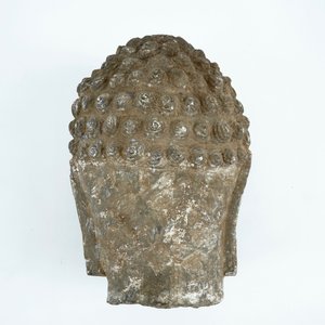 Une grande tête de Bouddha en pierre sculptée, Chine ou Tibet, poss. 16/17ème — photo 4