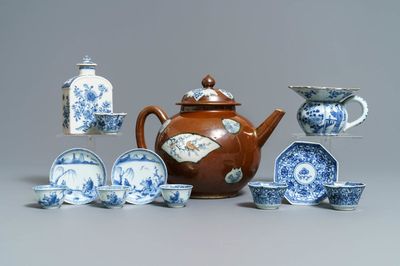 Une grande théière à fond capucin, un crachoir et divers porcelaines de Chine en bleu et blanc, Kangxi/Qianlong