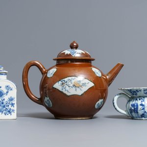 Une grande théière à fond capucin, un crachoir et divers porcelaines de Chine en bleu et blanc, Kangxi/Qianlong — photo 2