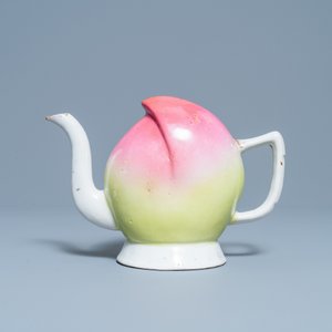 Une grande théière 'cadogan' en forme de pêche en porcelaine de Chine polychrome, 19ème — photo 2