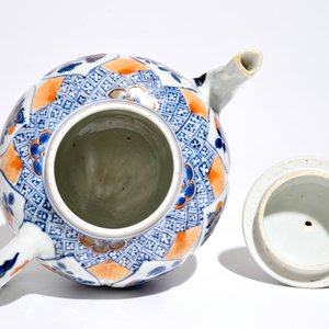 Une grande théière couverte en forme de lotus en porcelaine de Chine de style Imari, Kangxi — photo 6