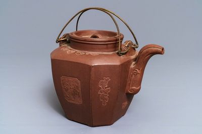 Une grande théière couverte en grès de Yixing, Chine, 19ème