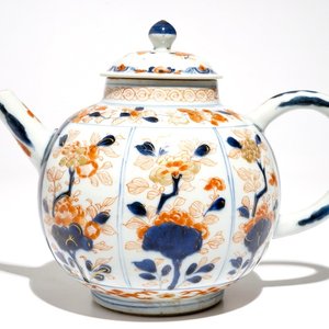 Une grande théière couverte en porcelaine de Chine de style Imari, Kangxi — photo 1