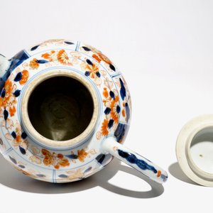 Une grande théière couverte en porcelaine de Chine de style Imari, Kangxi — photo 5